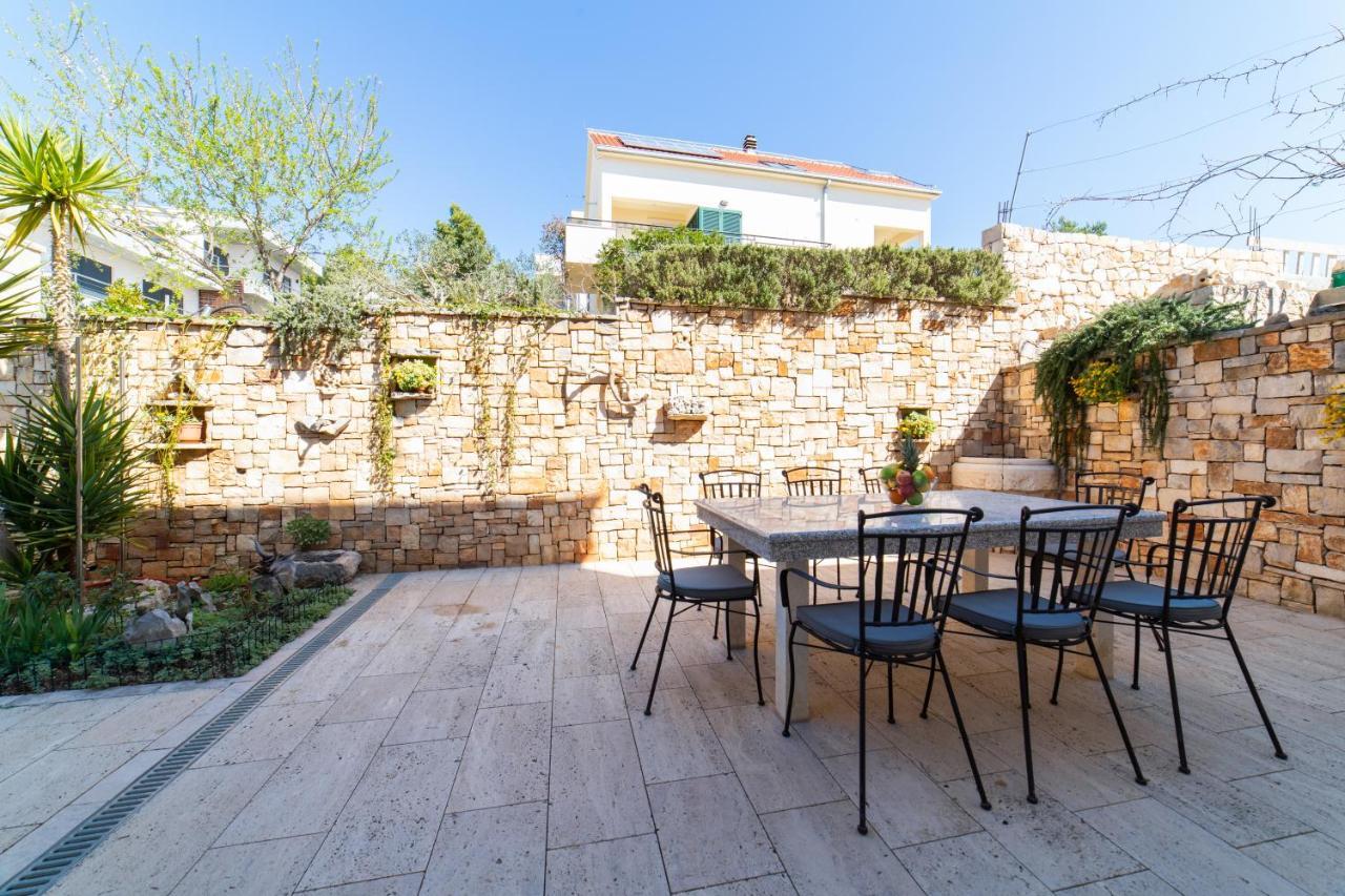Villa Sun Garden - 4 Star Villa With Heated Swimming Pool, Quiet Bay, Bbq, 50M From The Sea Milna  Extérieur photo
