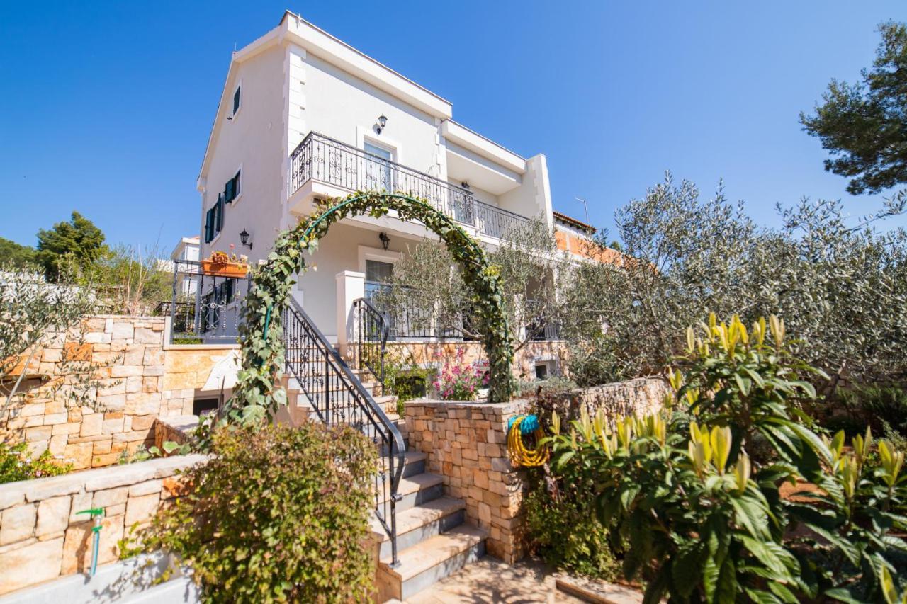 Villa Sun Garden - 4 Star Villa With Heated Swimming Pool, Quiet Bay, Bbq, 50M From The Sea Milna  Extérieur photo