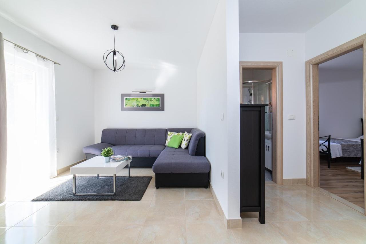 Villa Sun Garden - 4 Star Villa With Heated Swimming Pool, Quiet Bay, Bbq, 50M From The Sea Milna  Extérieur photo