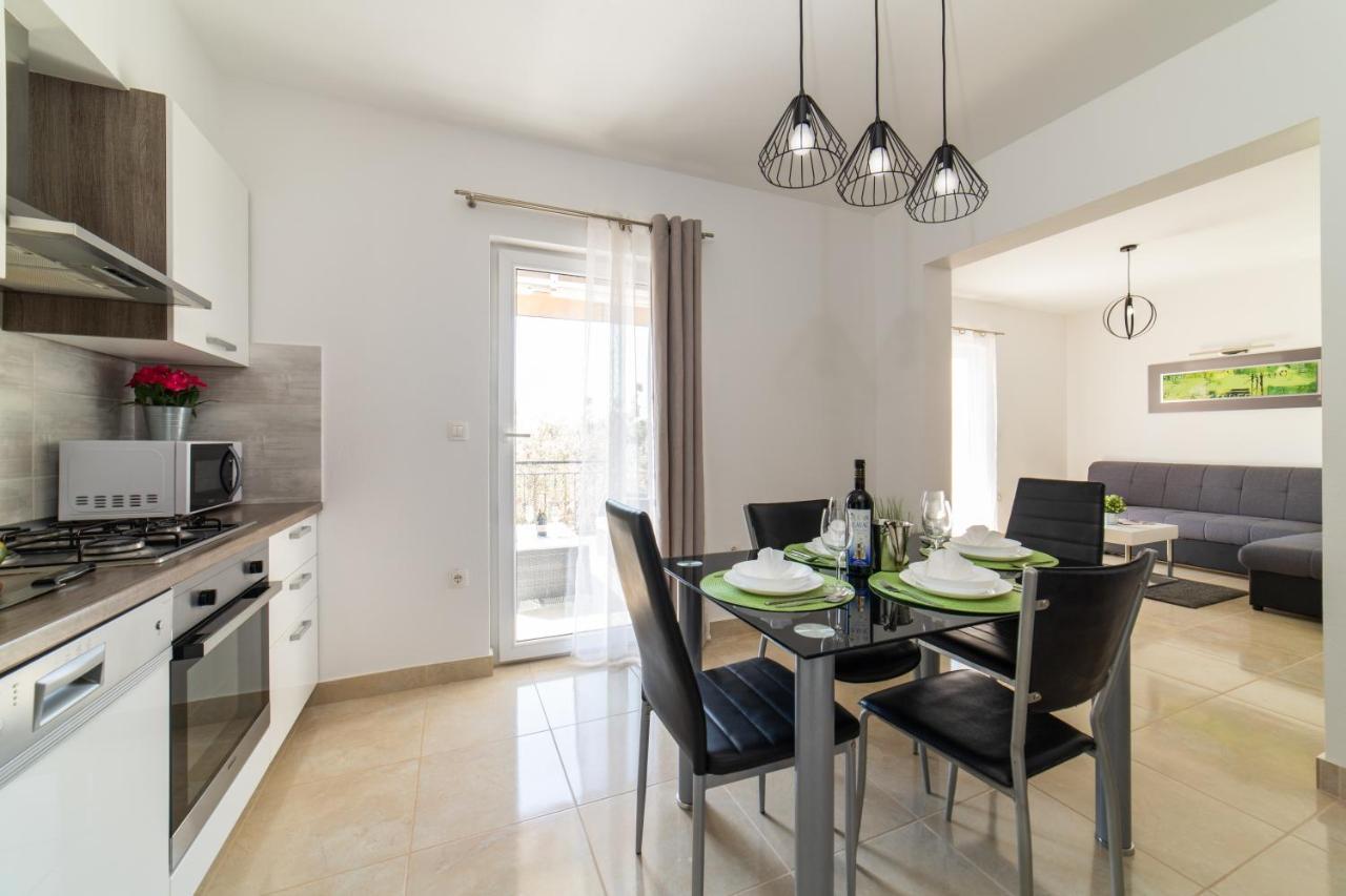 Villa Sun Garden - 4 Star Villa With Heated Swimming Pool, Quiet Bay, Bbq, 50M From The Sea Milna  Extérieur photo