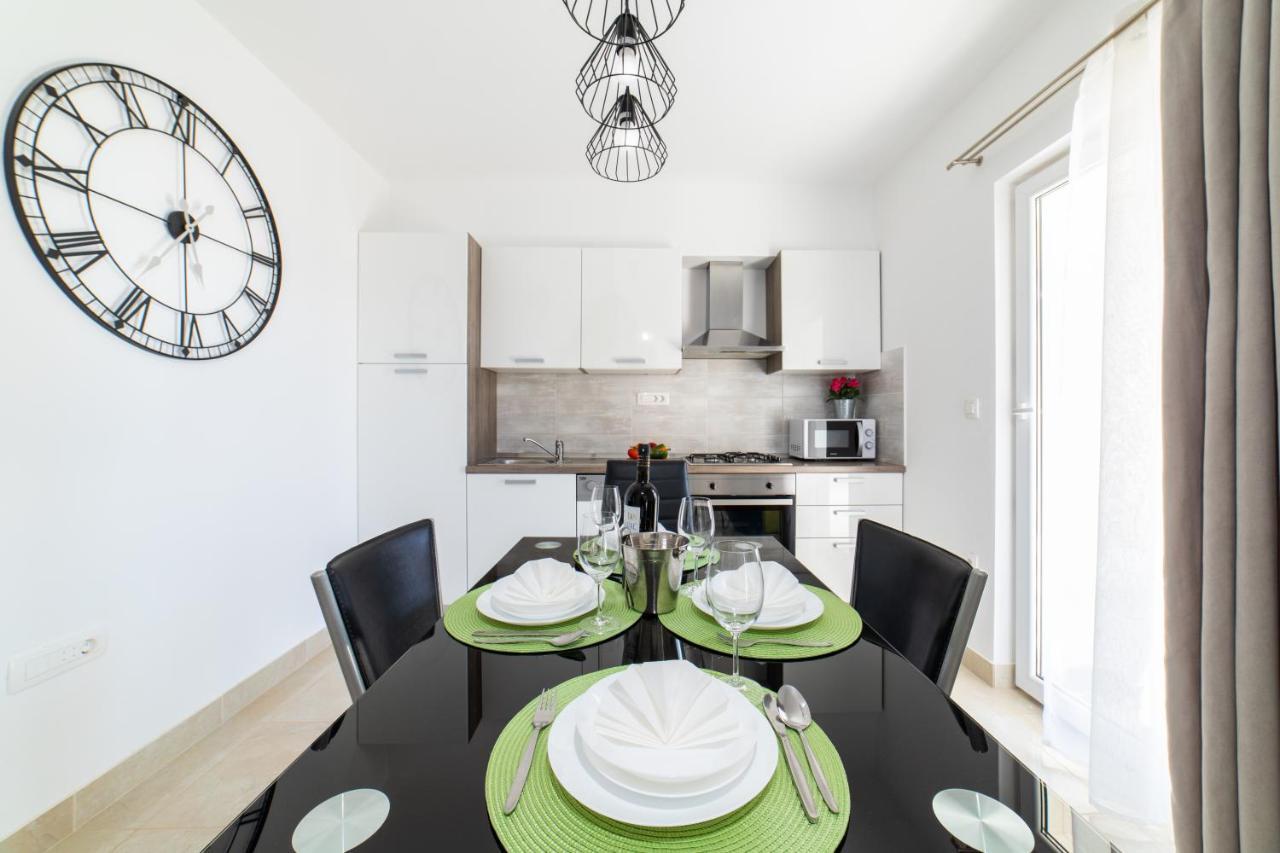 Villa Sun Garden - 4 Star Villa With Heated Swimming Pool, Quiet Bay, Bbq, 50M From The Sea Milna  Extérieur photo