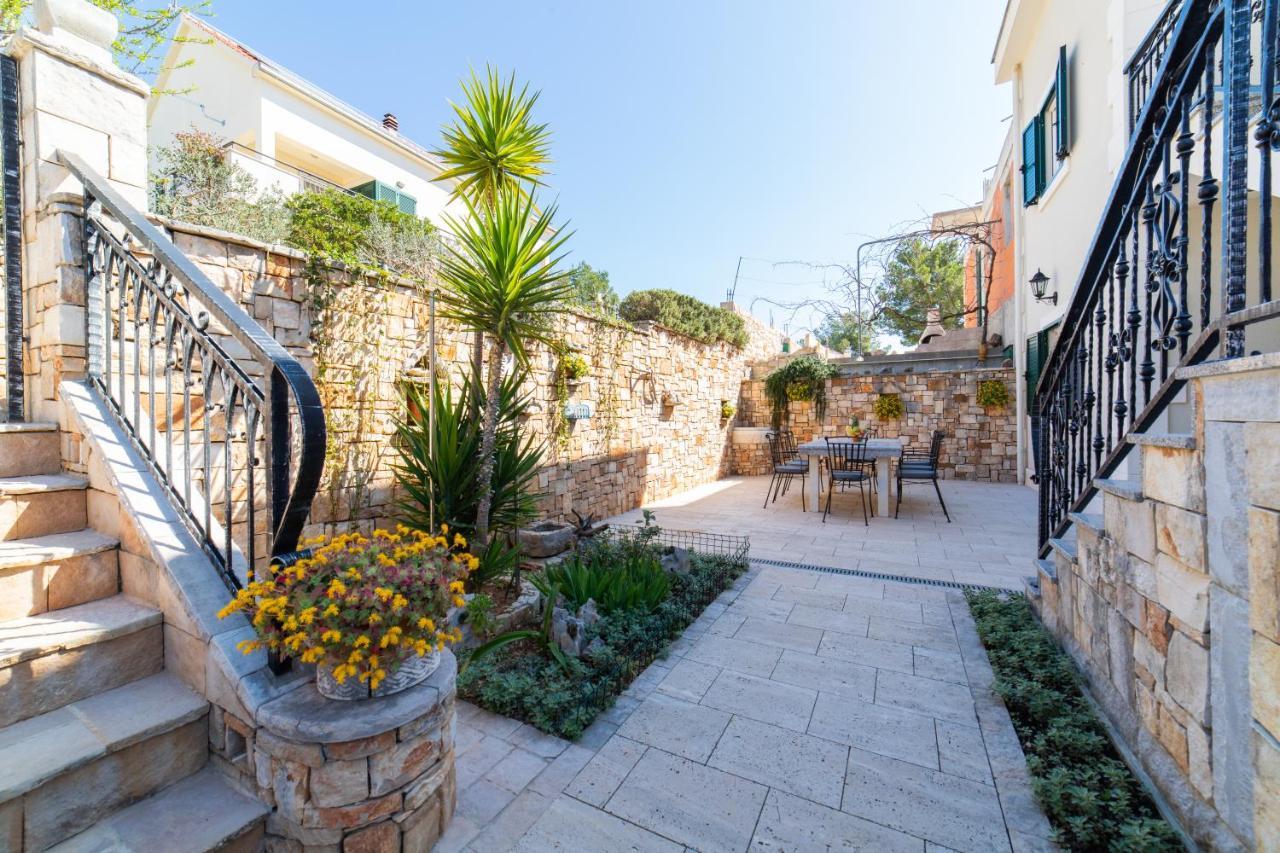 Villa Sun Garden - 4 Star Villa With Heated Swimming Pool, Quiet Bay, Bbq, 50M From The Sea Milna  Extérieur photo