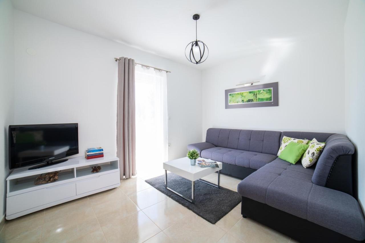 Villa Sun Garden - 4 Star Villa With Heated Swimming Pool, Quiet Bay, Bbq, 50M From The Sea Milna  Extérieur photo