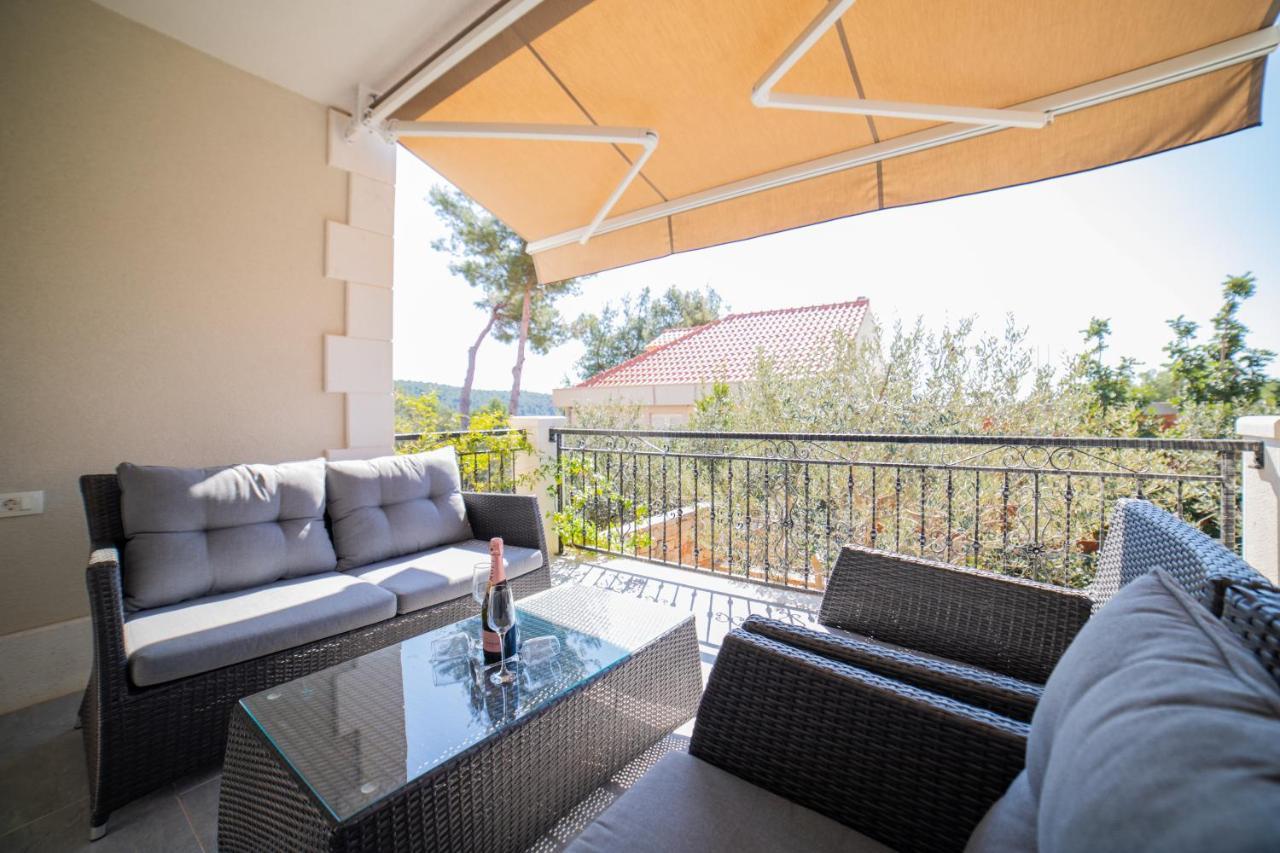 Villa Sun Garden - 4 Star Villa With Heated Swimming Pool, Quiet Bay, Bbq, 50M From The Sea Milna  Extérieur photo