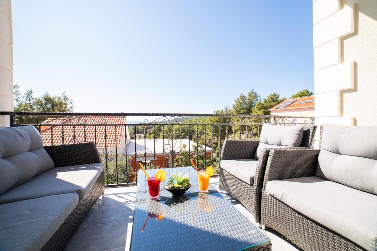 Villa Sun Garden - 4 Star Villa With Heated Swimming Pool, Quiet Bay, Bbq, 50M From The Sea Milna  Extérieur photo