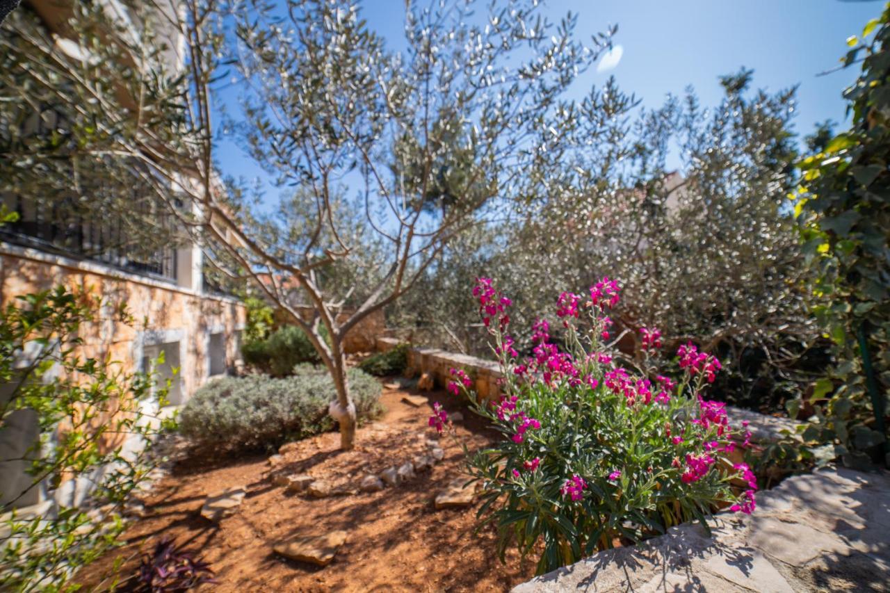 Villa Sun Garden - 4 Star Villa With Heated Swimming Pool, Quiet Bay, Bbq, 50M From The Sea Milna  Extérieur photo