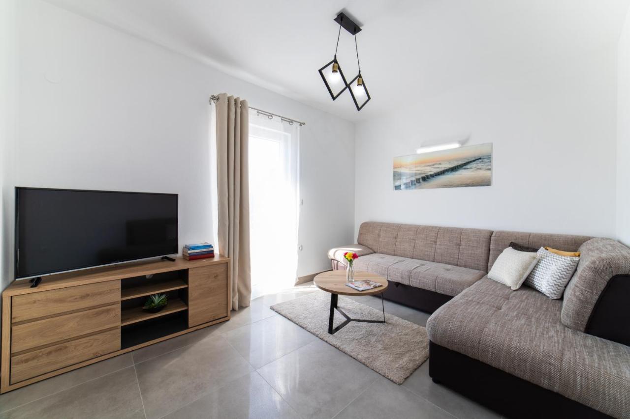 Villa Sun Garden - 4 Star Villa With Heated Swimming Pool, Quiet Bay, Bbq, 50M From The Sea Milna  Extérieur photo