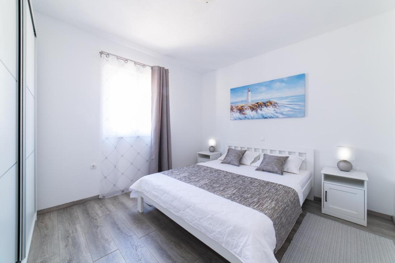 Villa Sun Garden - 4 Star Villa With Heated Swimming Pool, Quiet Bay, Bbq, 50M From The Sea Milna  Extérieur photo