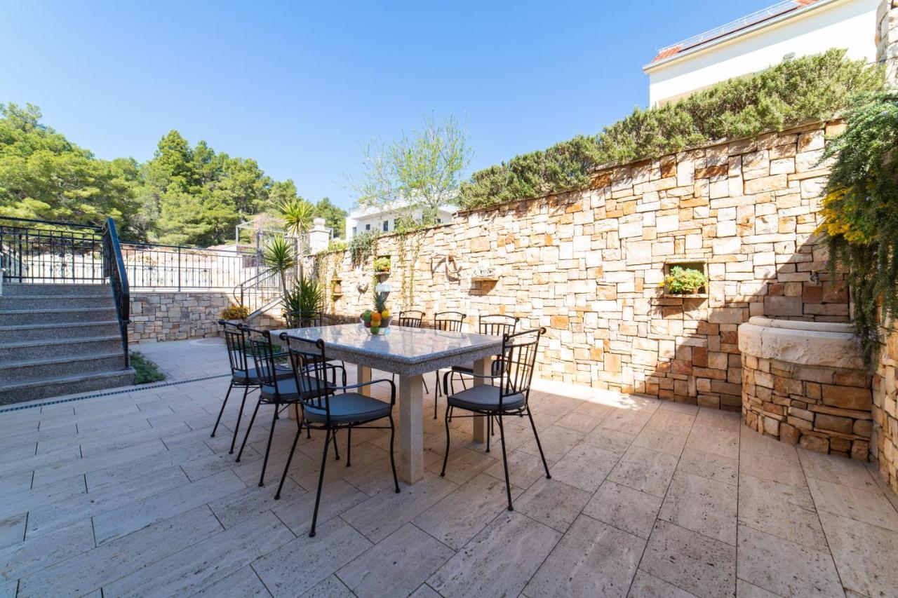 Villa Sun Garden - 4 Star Villa With Heated Swimming Pool, Quiet Bay, Bbq, 50M From The Sea Milna  Extérieur photo