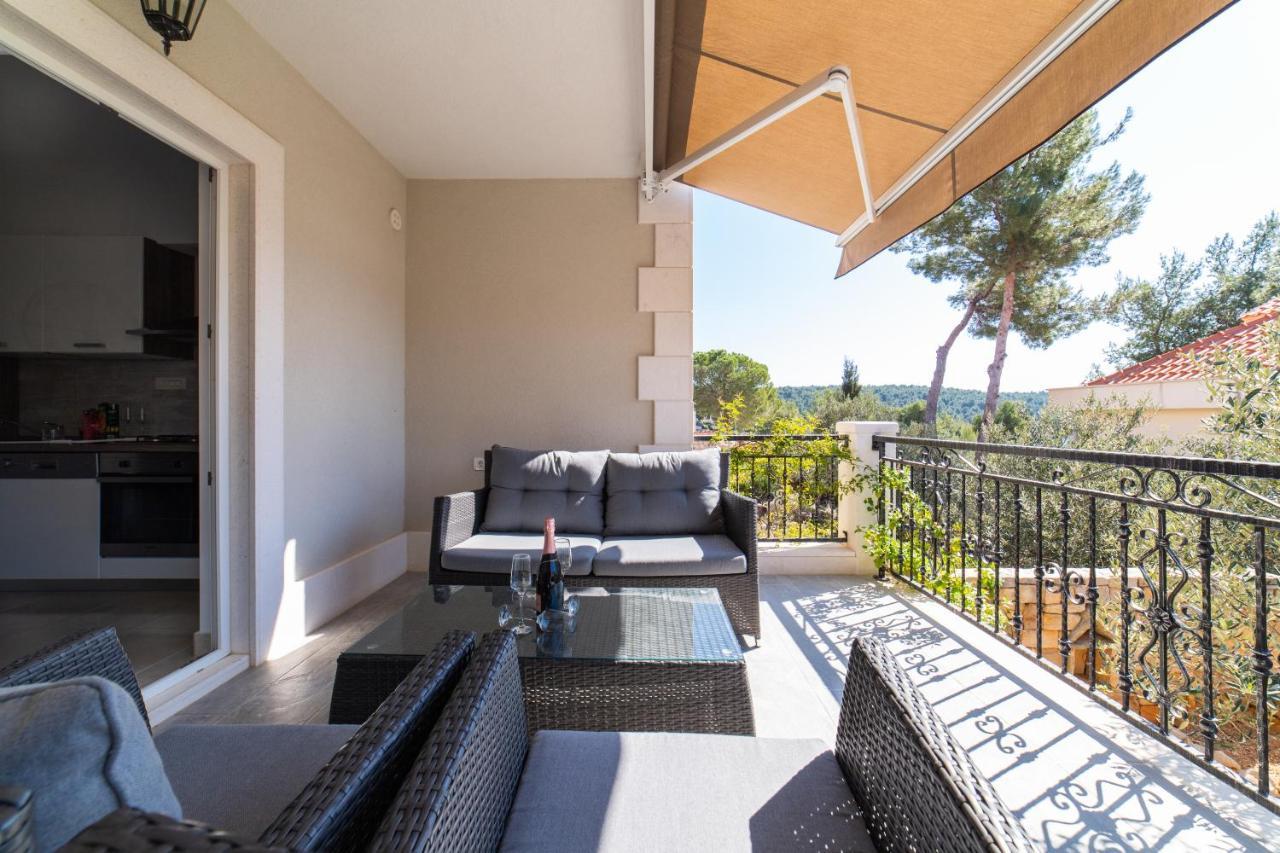 Villa Sun Garden - 4 Star Villa With Heated Swimming Pool, Quiet Bay, Bbq, 50M From The Sea Milna  Extérieur photo
