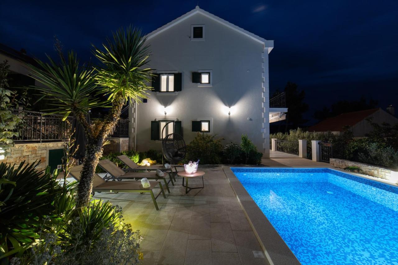 Villa Sun Garden - 4 Star Villa With Heated Swimming Pool, Quiet Bay, Bbq, 50M From The Sea Milna  Extérieur photo