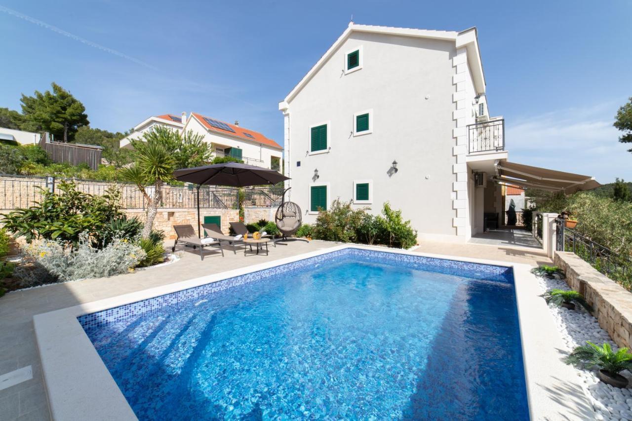 Villa Sun Garden - 4 Star Villa With Heated Swimming Pool, Quiet Bay, Bbq, 50M From The Sea Milna  Extérieur photo