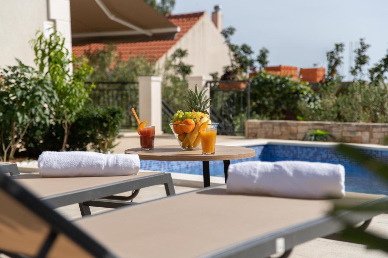 Villa Sun Garden - 4 Star Villa With Heated Swimming Pool, Quiet Bay, Bbq, 50M From The Sea Milna  Extérieur photo