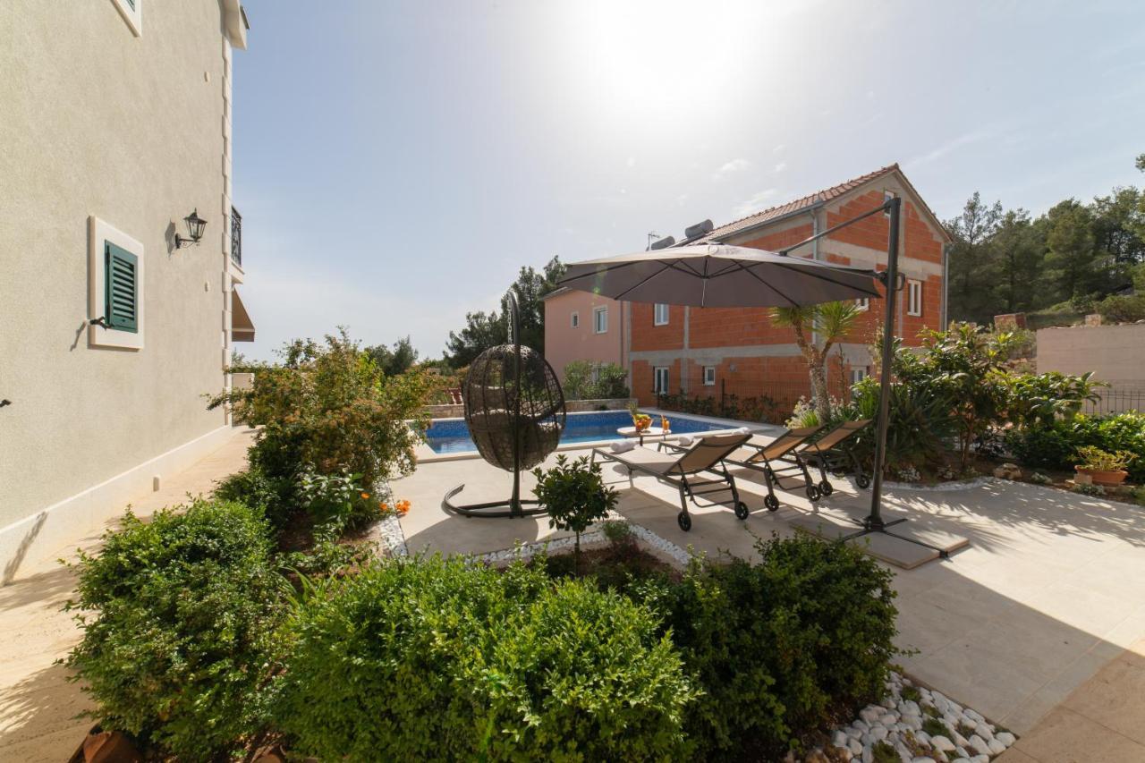Villa Sun Garden - 4 Star Villa With Heated Swimming Pool, Quiet Bay, Bbq, 50M From The Sea Milna  Extérieur photo